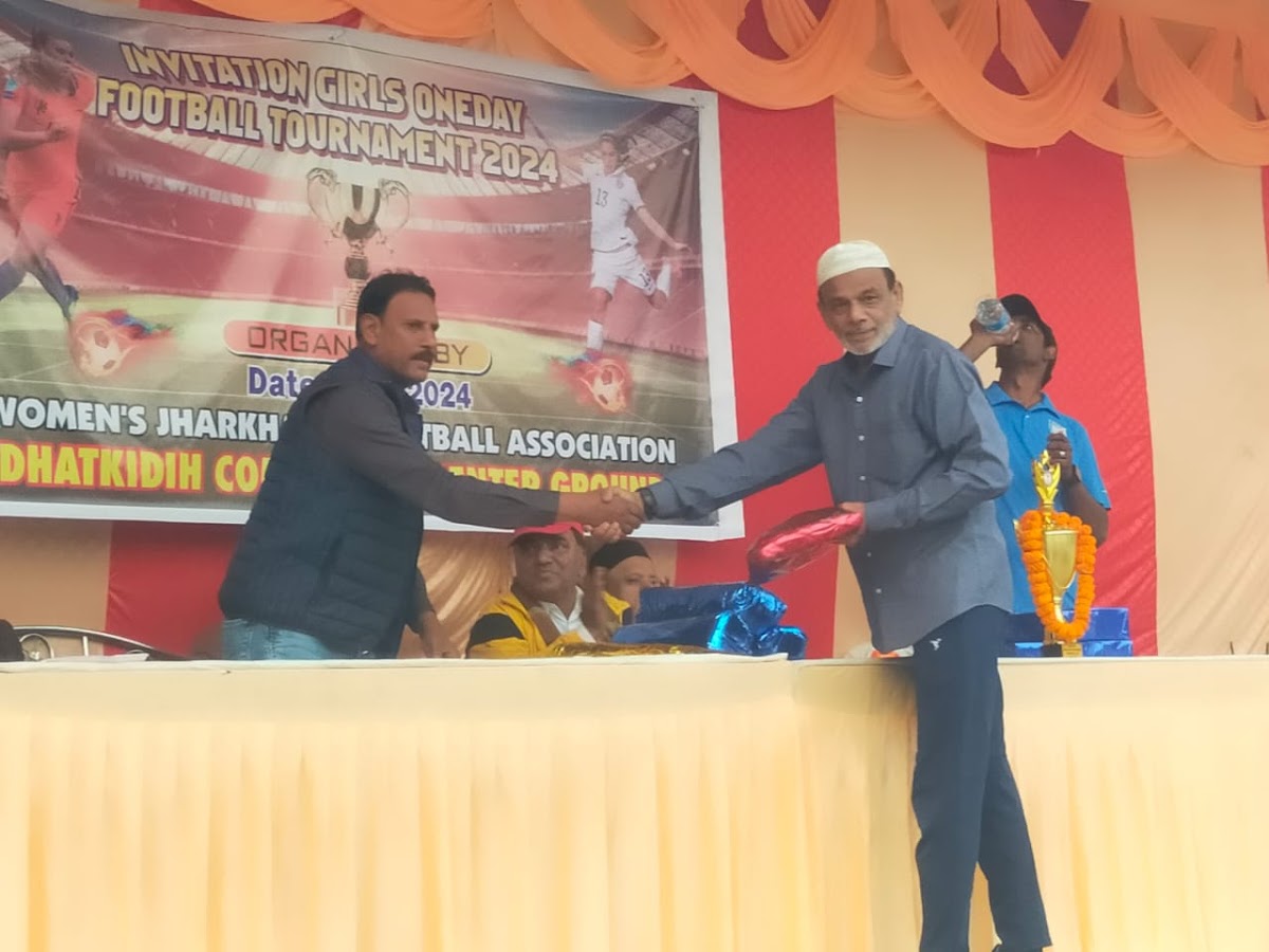 Executive Commendation: Handshake & prize distribution